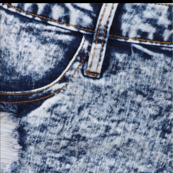 Fray Hem Acid Wash Short - Picture 3 of 4