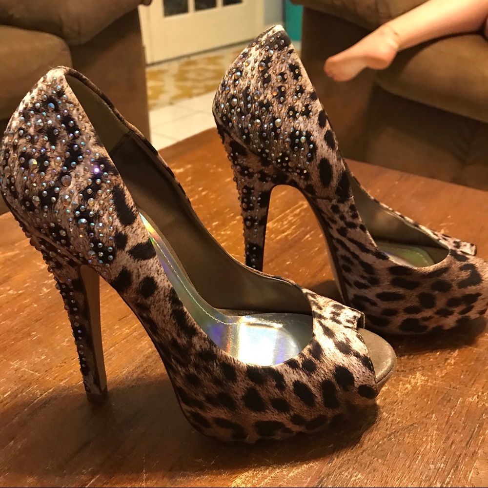 💥DONATING SOON💥Leopard heels