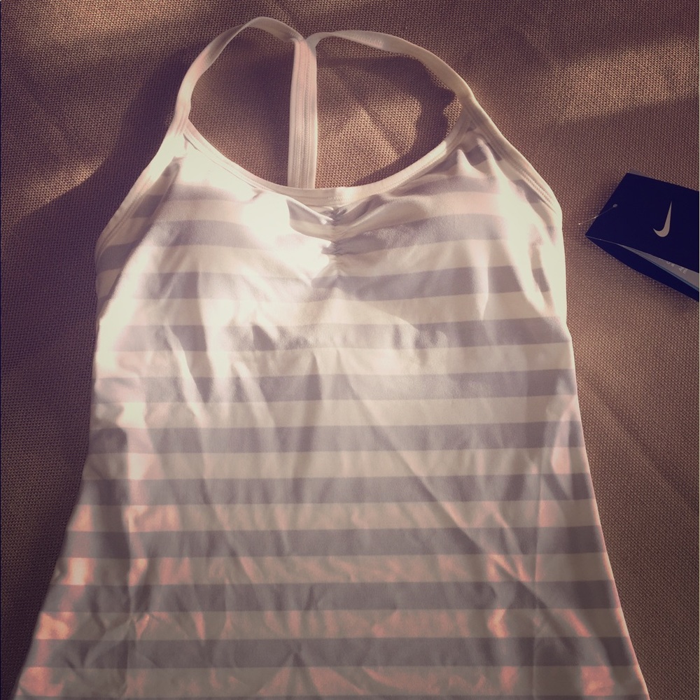 Nike women tennis/golf top, New with tag