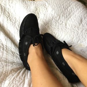 Minnetonka black front booties