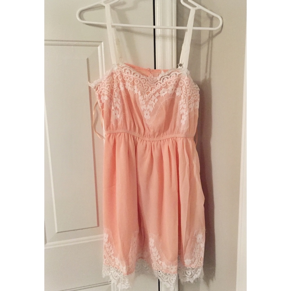 NWT Flattering Sundress in Peach 🍑 w/ Lace Detail