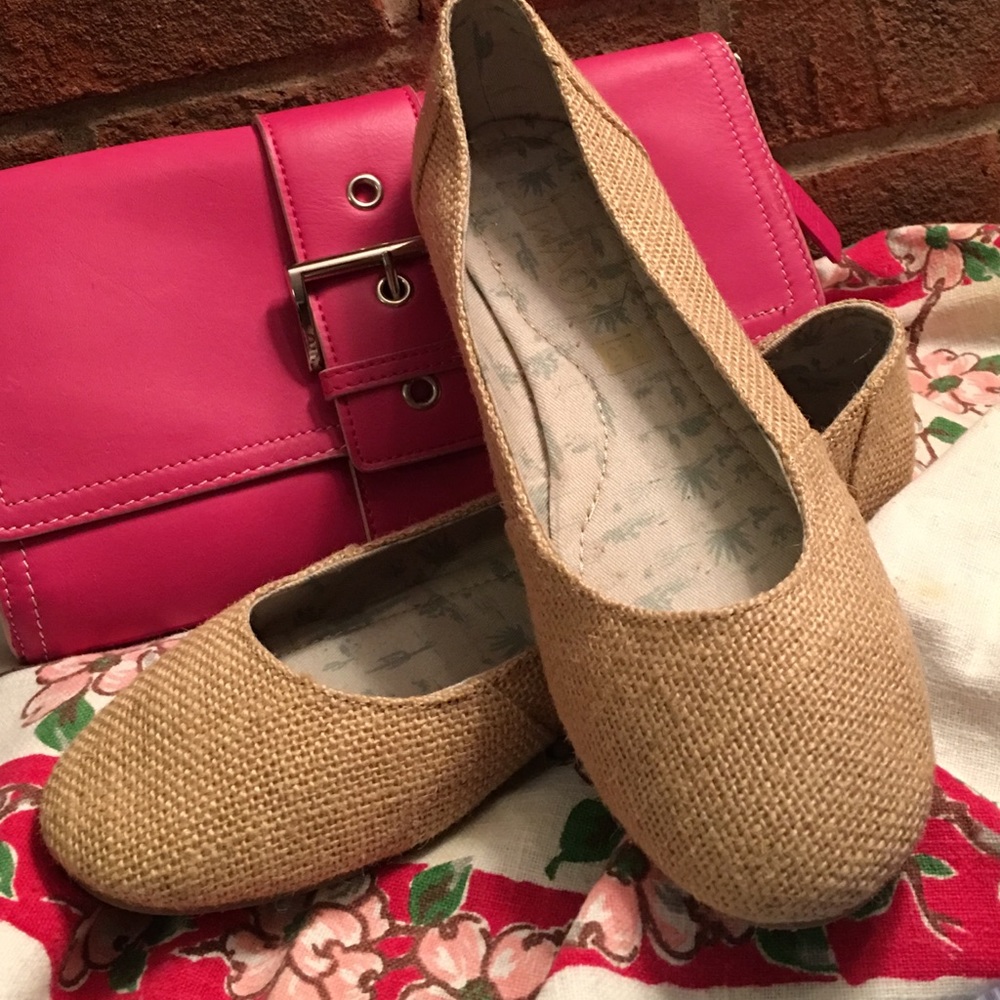 Cute Summer Shoes Size 7.5 by Movmnt. Never Worn.