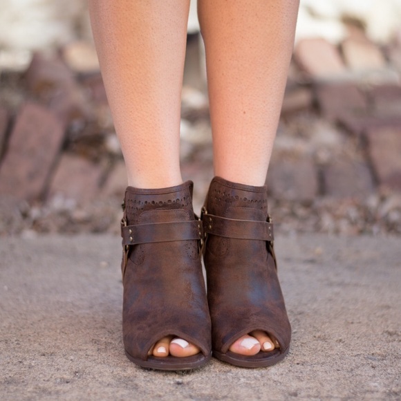 Distressed Buckle Harness Cut Out Peep Toe Sandal - Picture 3 of 4