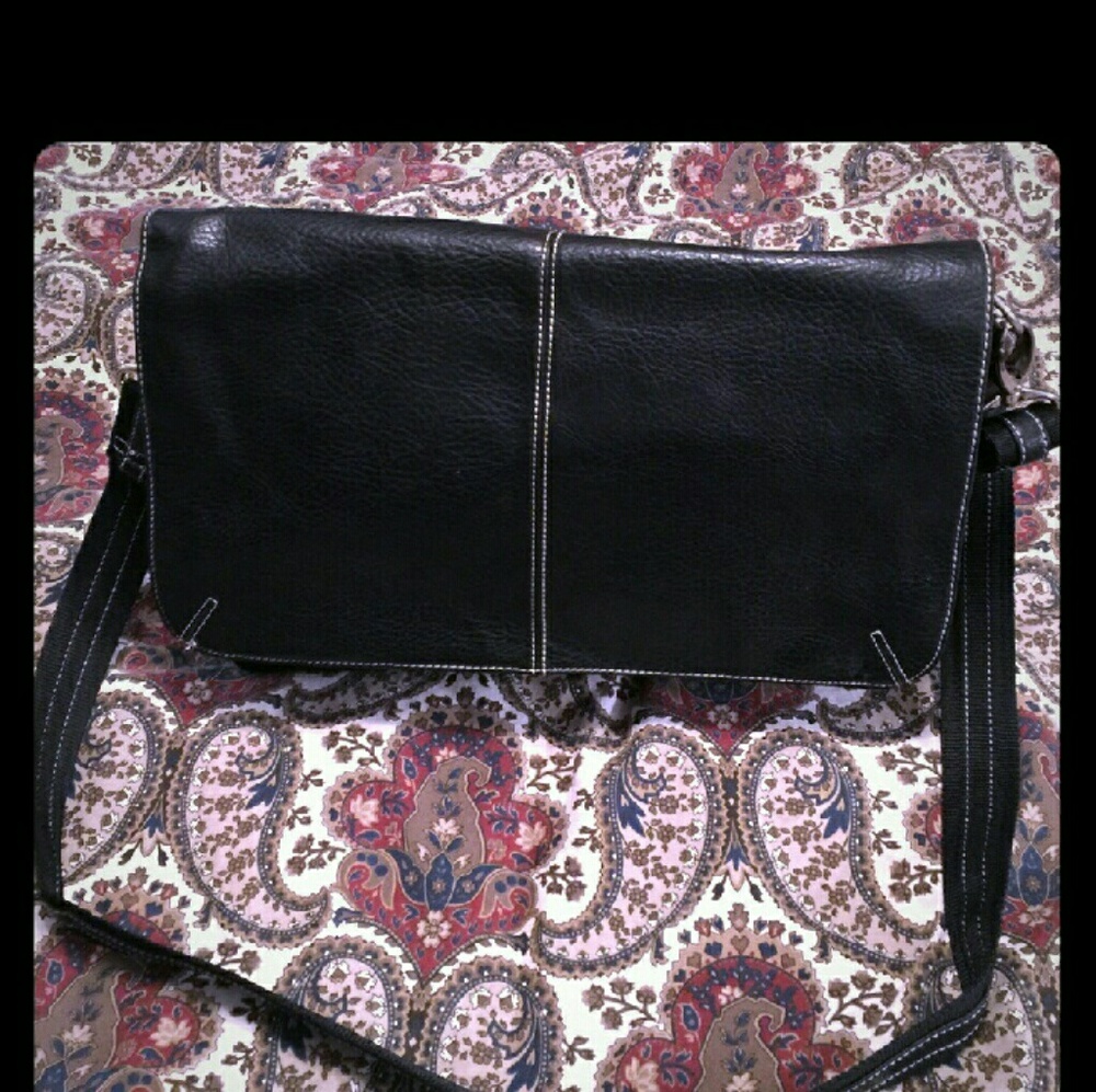 Tommy Hilfiger Messager Bag. Cute with anything