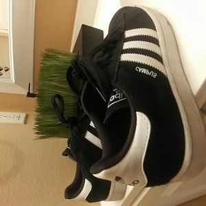 Black and white adidas campus