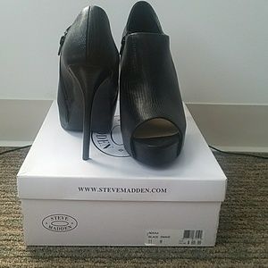 Steve Madden Novaa Peep Toe Bootie (Snake)