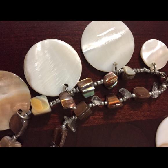 Beautiful shell necklace and earrings - Picture 2 of 2