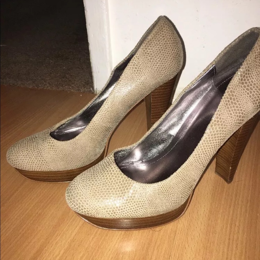 Calvin Klein"Carley" platform pump