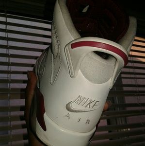 Maroon 6s GS SIZE: 6.5 Y