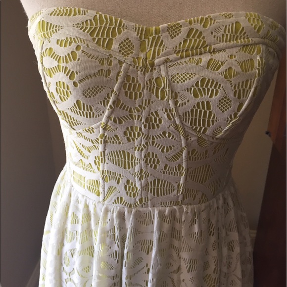 REDUCED NWT Guess Strapless Lace Dress  Underlay - Picture 2 of 8