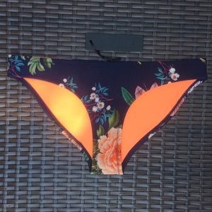 NWT Auth Triangl bottoms in Deliah fiore Nero