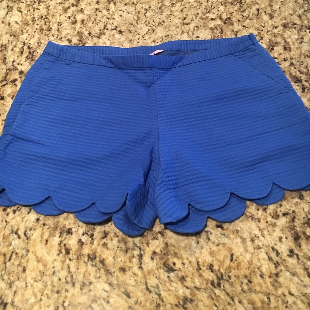 Lilly scallop short