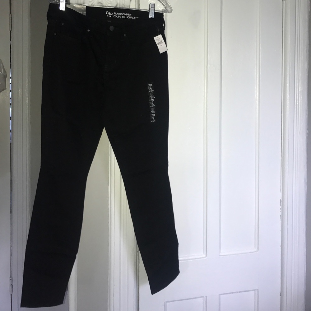 Black GAP jeans. NEW with tags. Size 6 /28R.