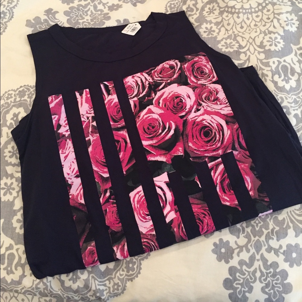 🌷Rose🌹 covered sleeveless top.