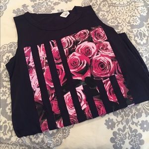 🌷Rose🌹 covered sleeveless top.