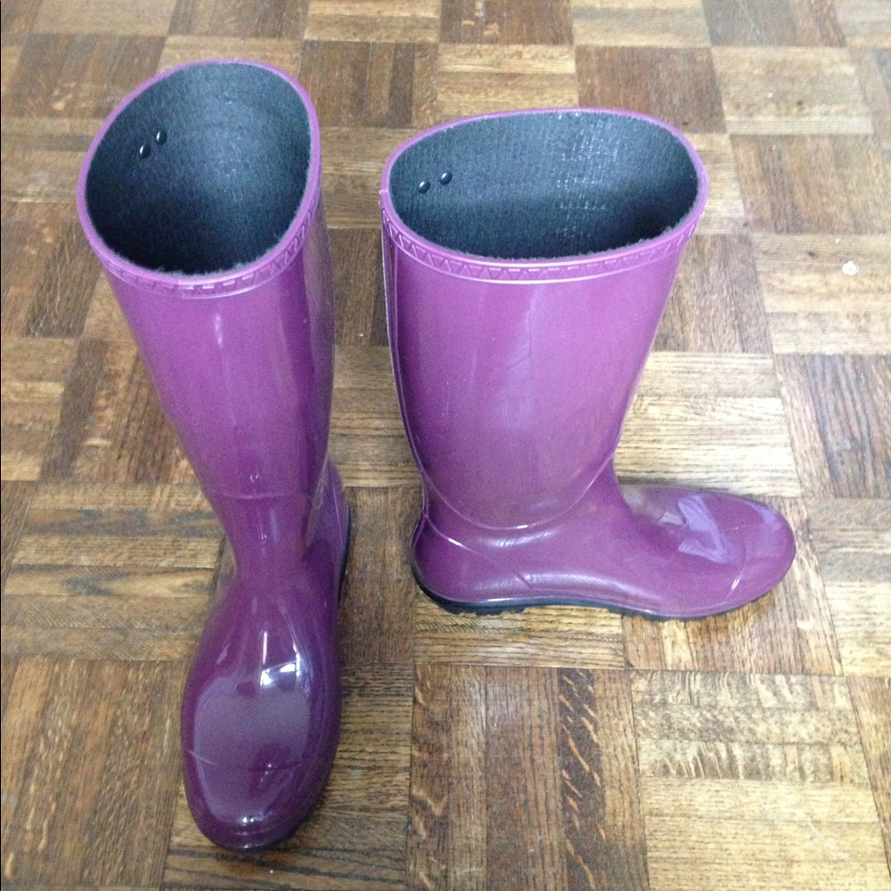 UGG Shaye rainboots (purple) w/ sherling footbed