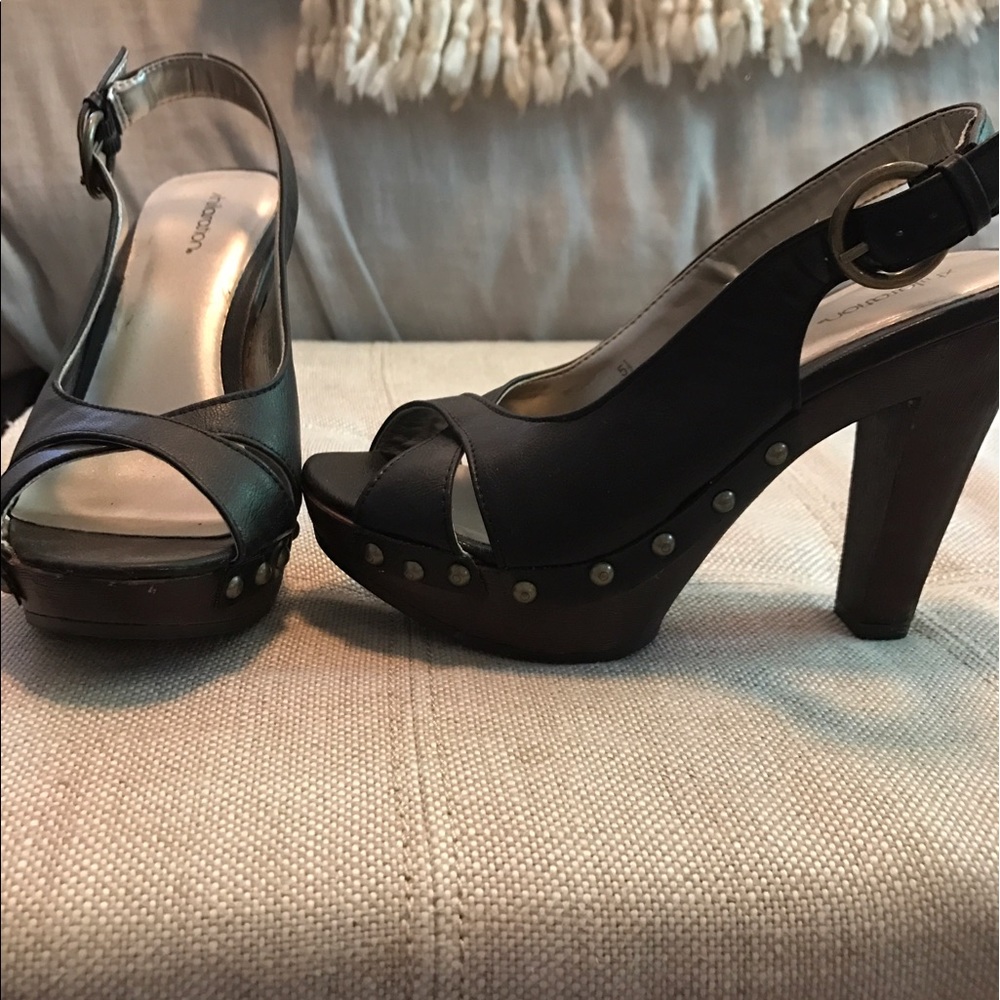 Black wooden sandal heel with nailhead design EUC!