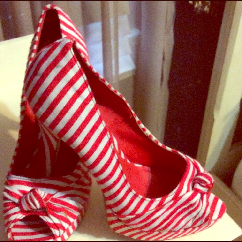 Red and white stripe pumps