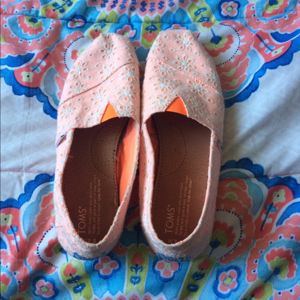 peachy-pink floral toms