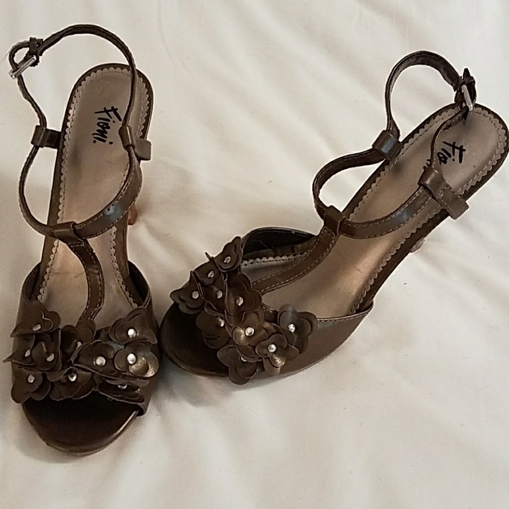 Cute brown heels!