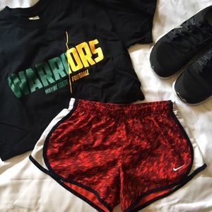 Nike red girls 3.5" tempo short