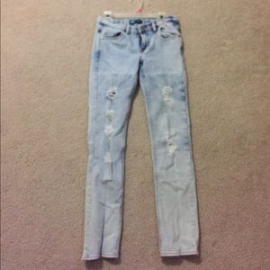 LEVIS LIGHT WASHED SKINNY JEANS. (limited edition)
