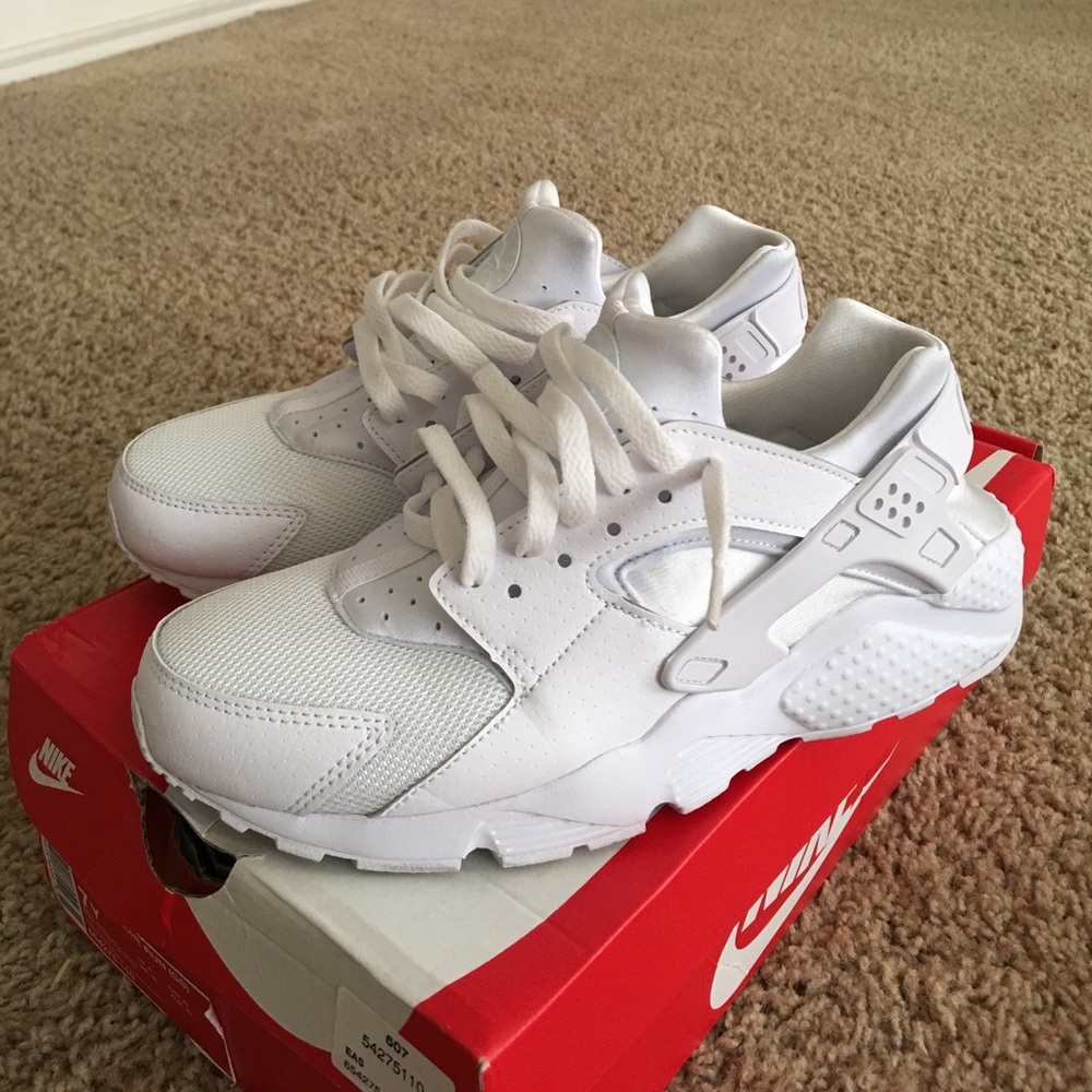 White Nike Huarache Run (Grade School size 7)