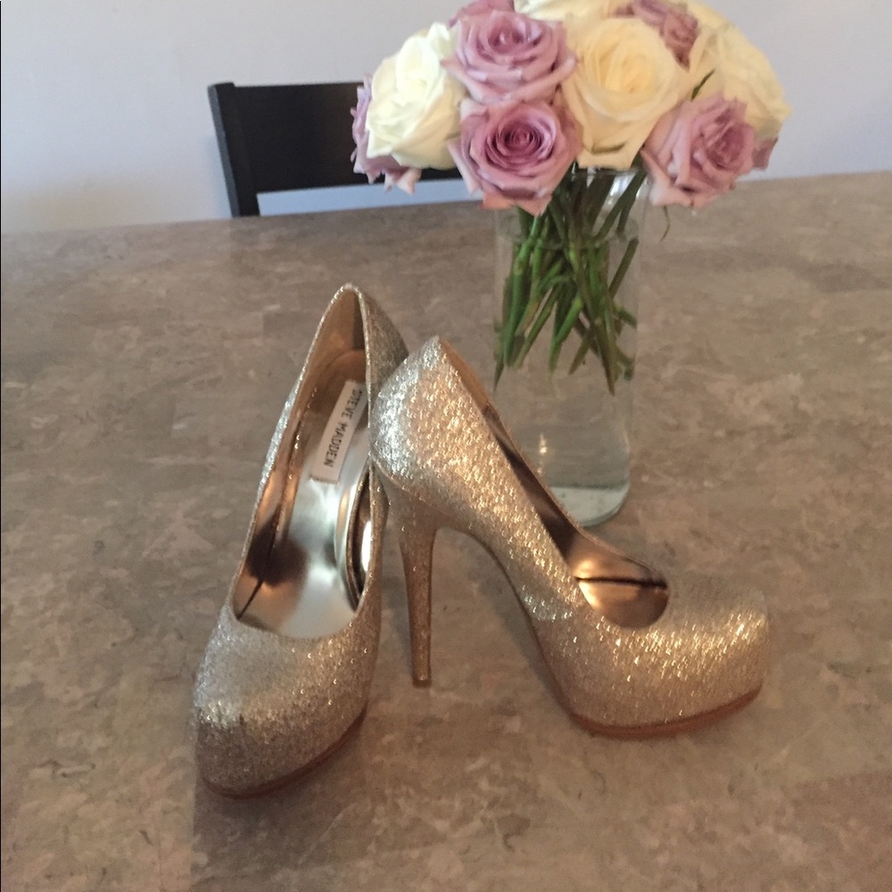 NWOT Steve Madden Gold Glitter platform heel.