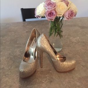 NWOT Steve Madden Gold Glitter platform heel.