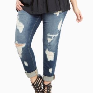 EUC Torrid Destructed Boyfriend Jeans in 14R