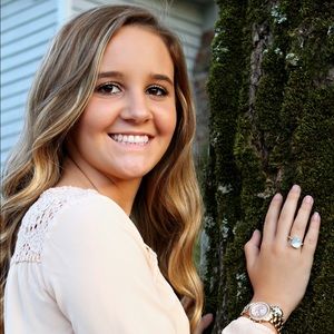 Meet your Posher, Alexis