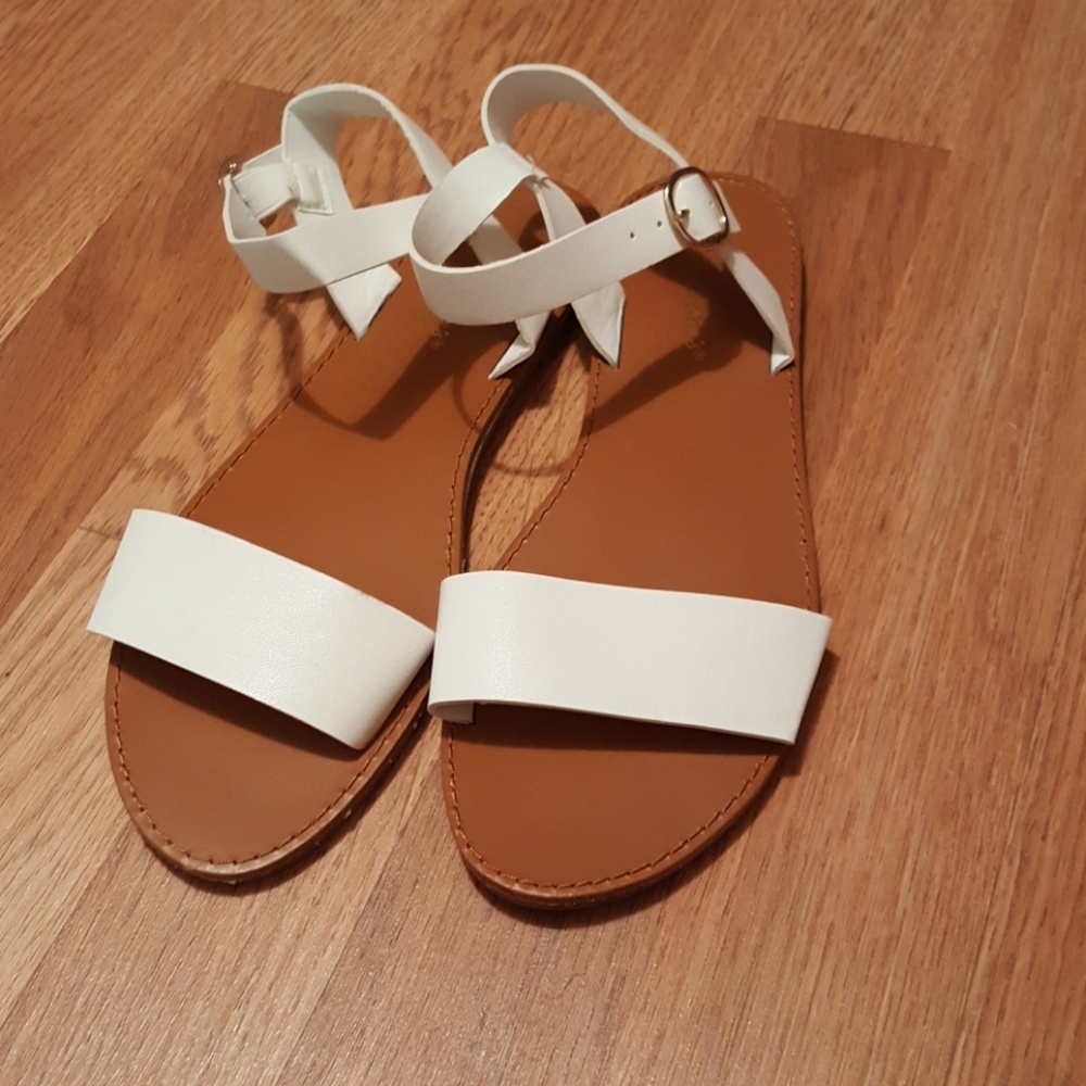 Breckelle's White Sandals
