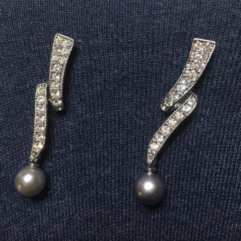 FREE WITH PURCH! Crystal/pearl dangling earrings