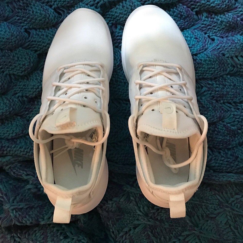 White nike roshe two breathe