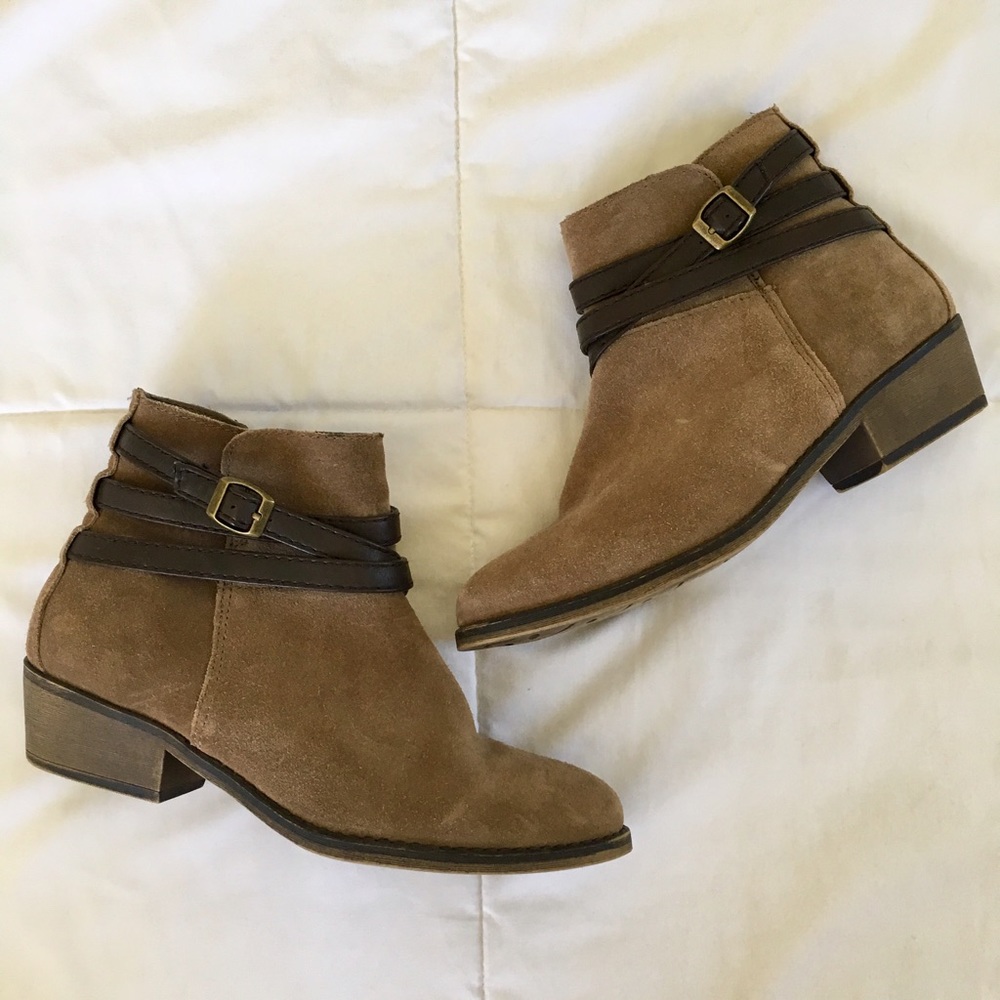PERFECT FOR FALL White Mountain Taupe Ankle Boot