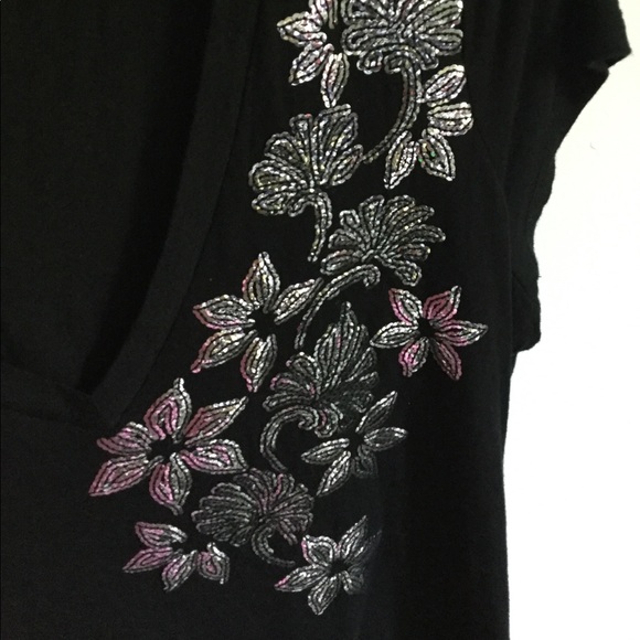 Express Sequined V-Neck Tee - Picture 3 of 3