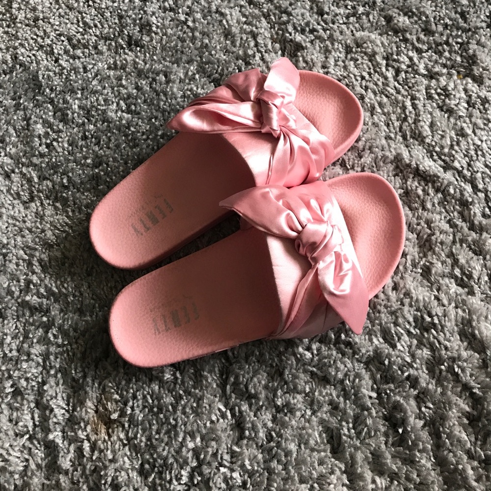 RIHANNA PINK BOW SLIDES