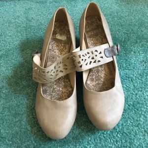 Spanish short heeled shoes size 9
