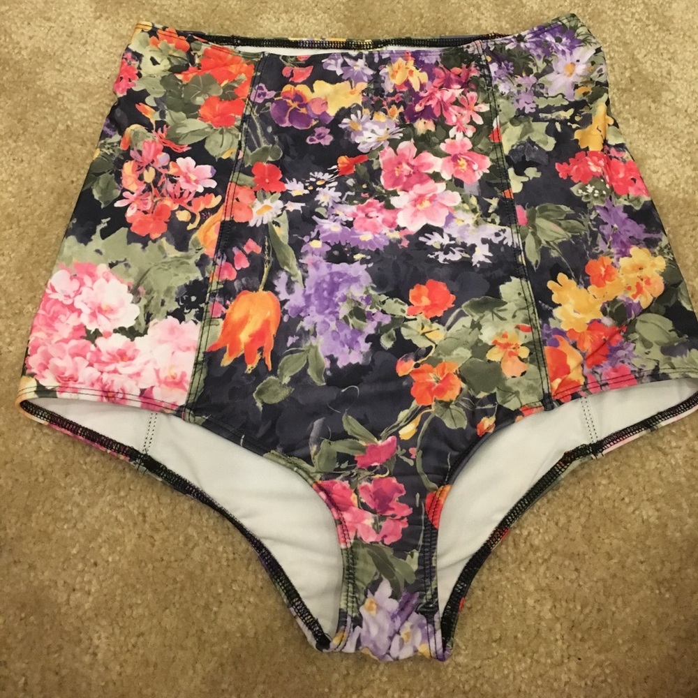 NWOT Kortni Jeane extended waist bottoms