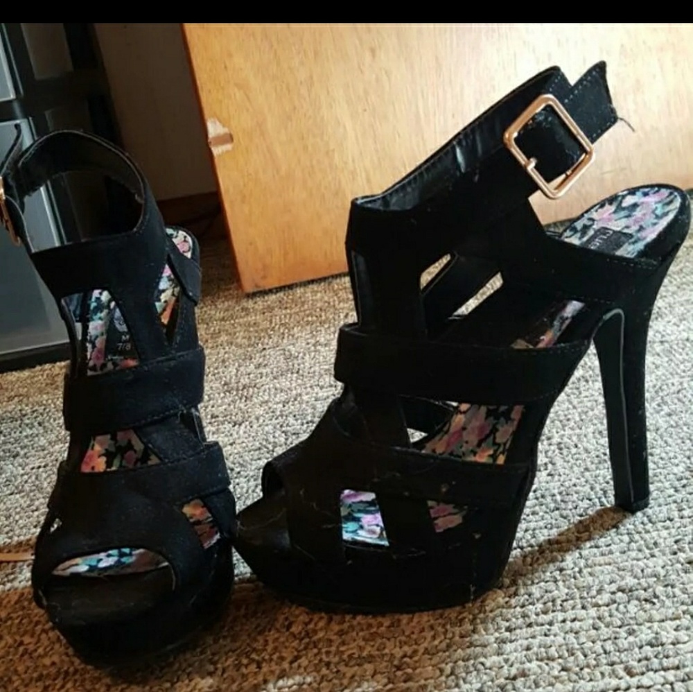 Black strappy heels Size 8 Rue 21