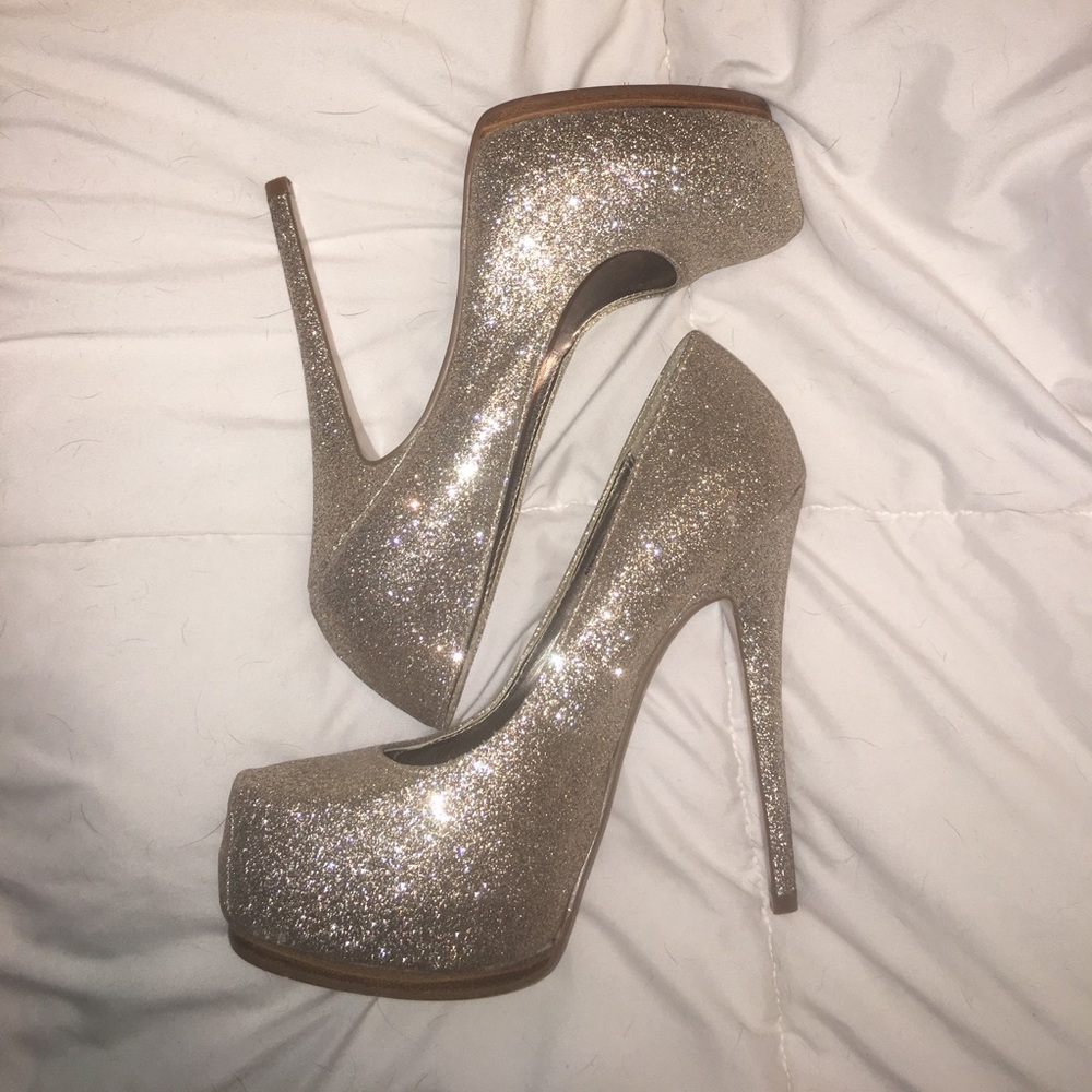Gorgeous Steve Madden glitter pumps