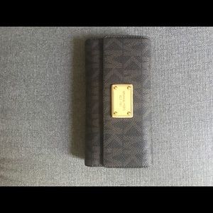 Michael kors trifold wallet