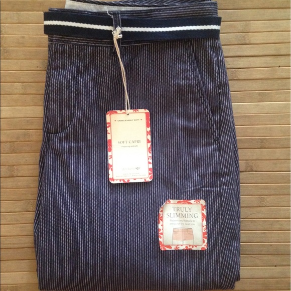 Dockers truly slimming soft capri nwt - Picture 2 of 4