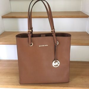 Michael kors large north to south jet set tote.