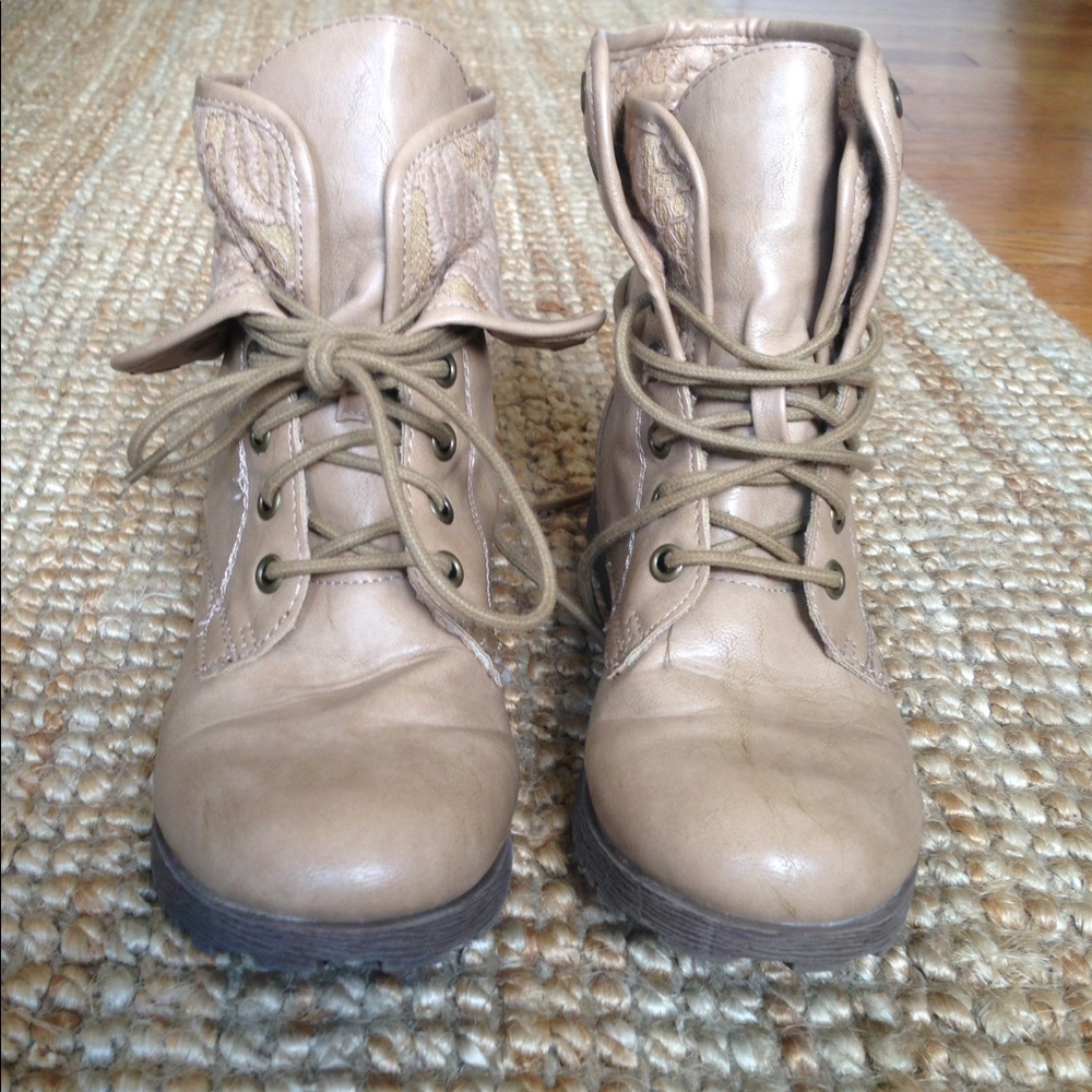 Size 4M (basically size 5) tan combat boots