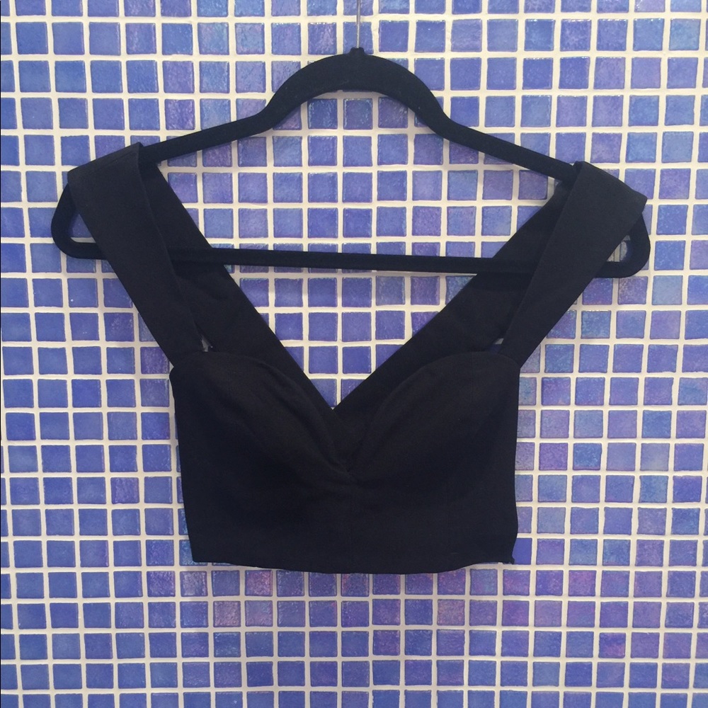 •BRAND NEW• Black Tobi Low Neck Crop Top