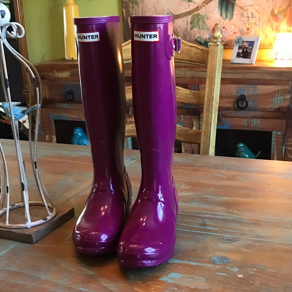 *SOLD*.   HUNTER GLOSSY RAIN BOOTS! Size 7F - Picture 1 of 5