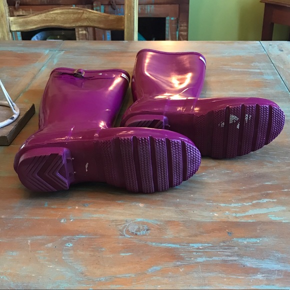 *SOLD*.   HUNTER GLOSSY RAIN BOOTS! Size 7F - Picture 5 of 5