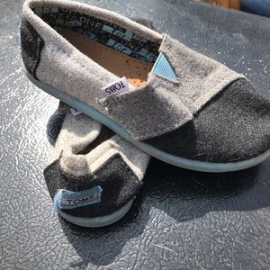 Kids Toms size 9 toddler barely worn
