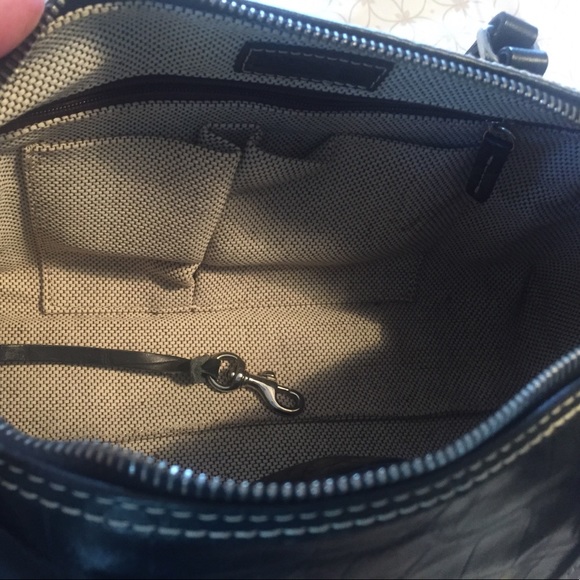 Black Dooney & Bourke cylindral handbag - Picture 4 of 4